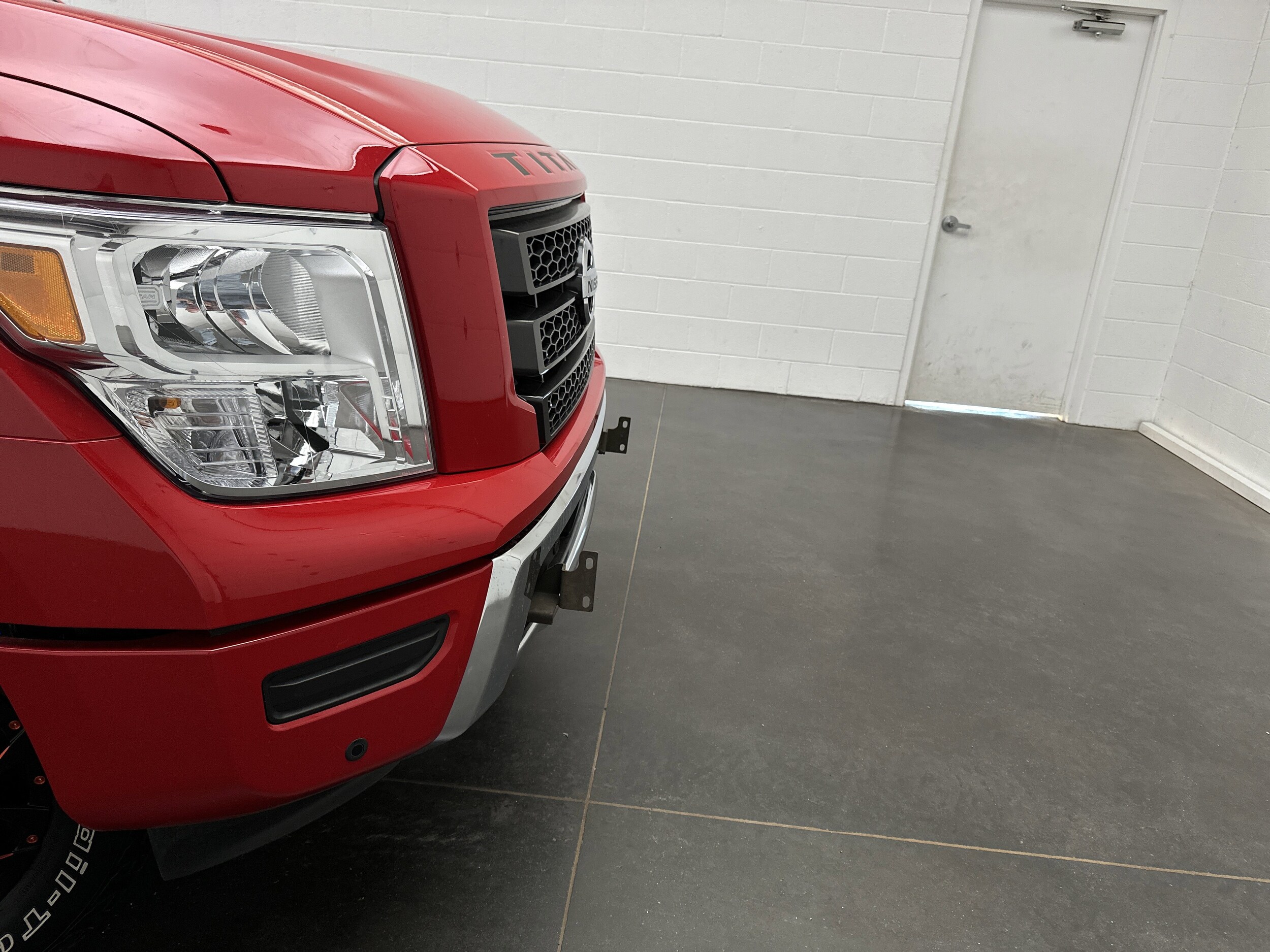 2021 Nissan Titan SV Crew Cab photo 2