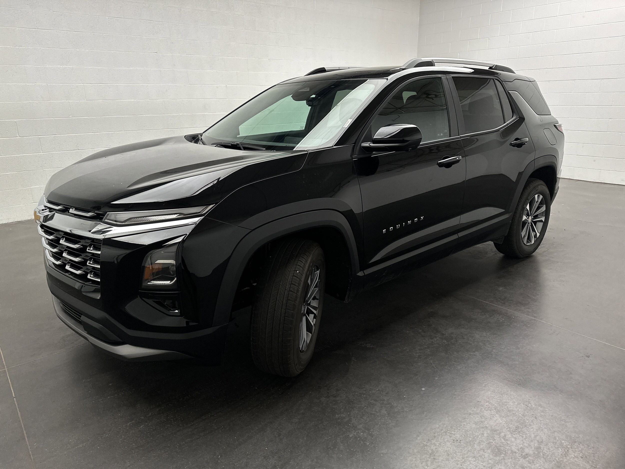 2025 Chevrolet Equinox LT photo 4