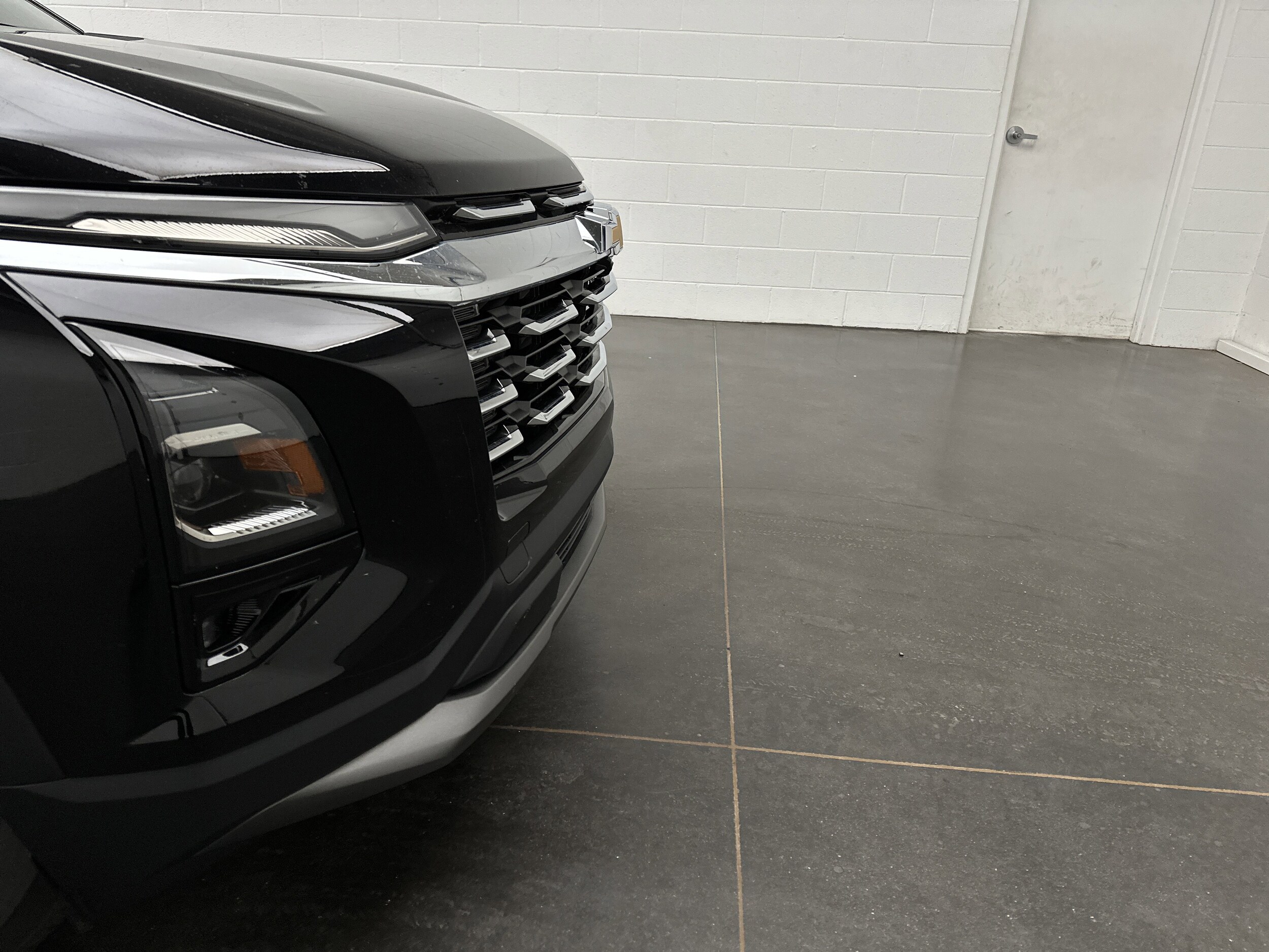 2025 Chevrolet Equinox LT photo 2