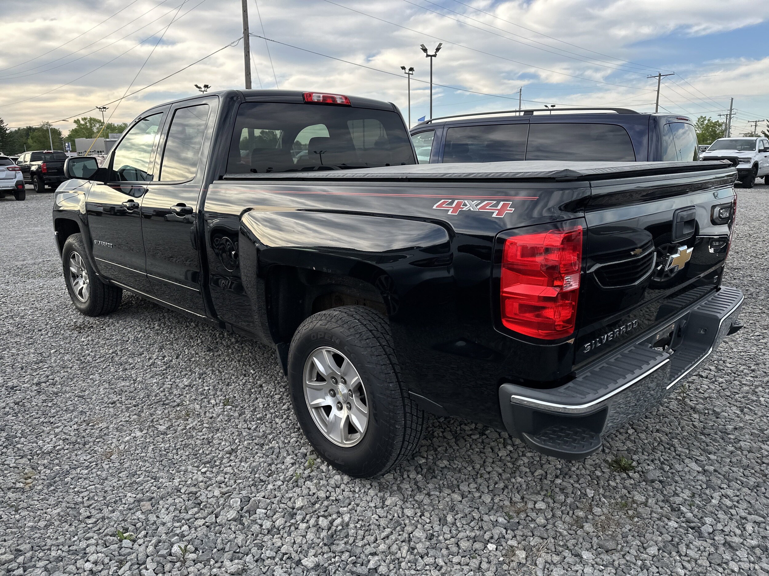 2017 Chevrolet Silverado 1500 LT photo 3