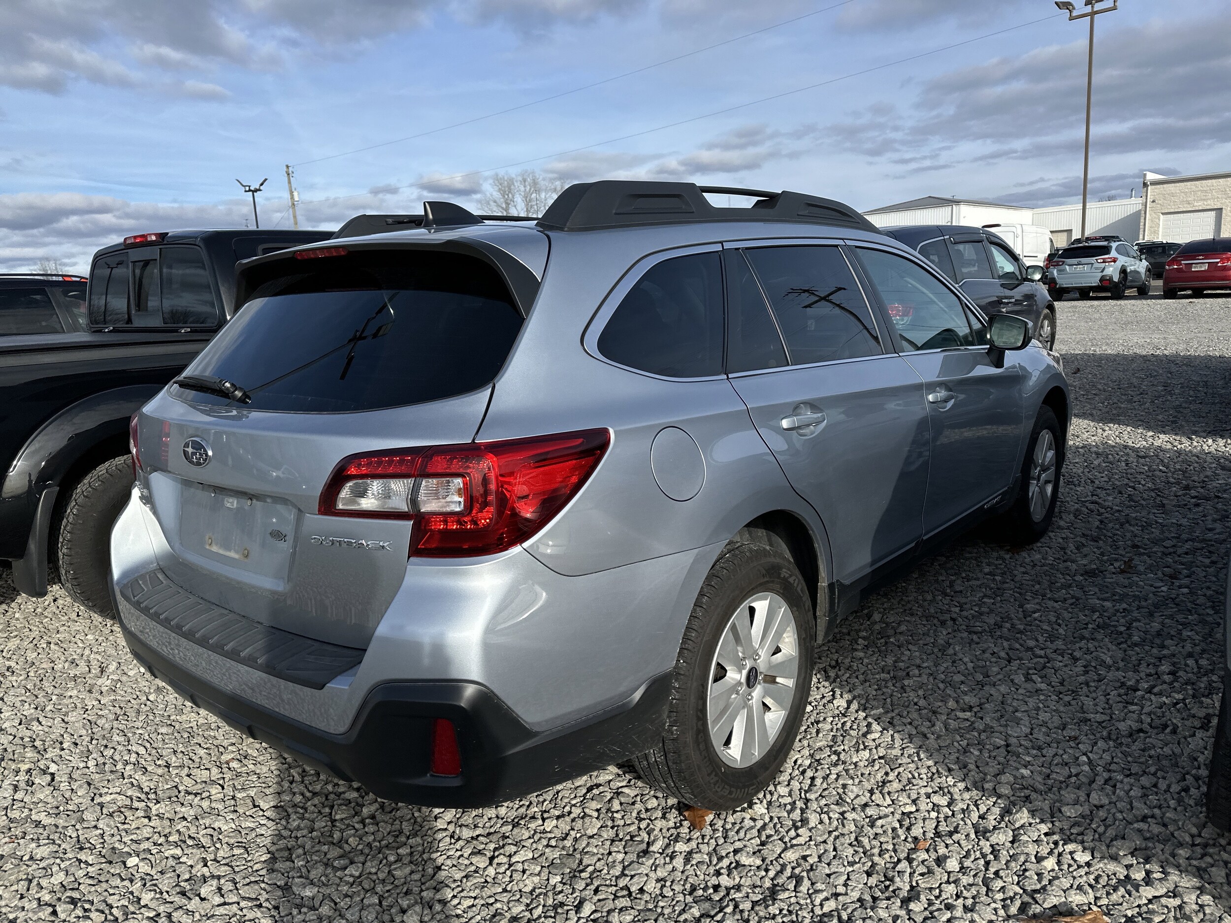 2018 Subaru Outback Premium photo 2