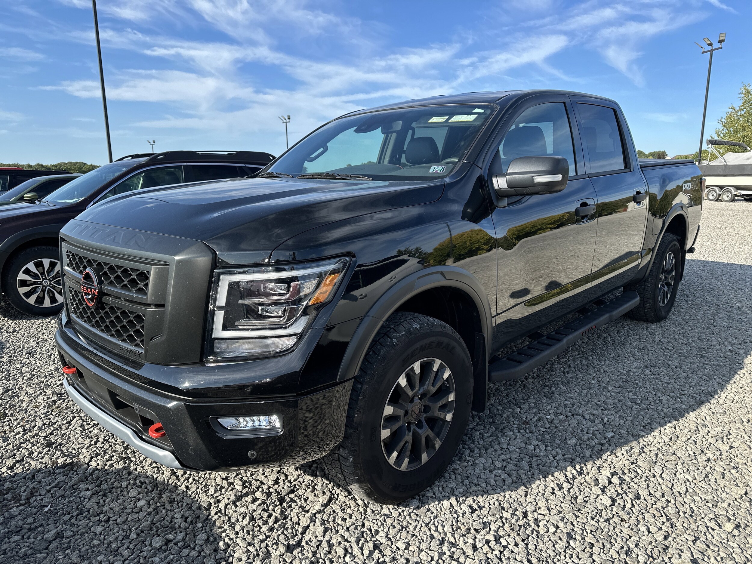 2023 Nissan Titan PRO-4X Crew Cab photo 4
