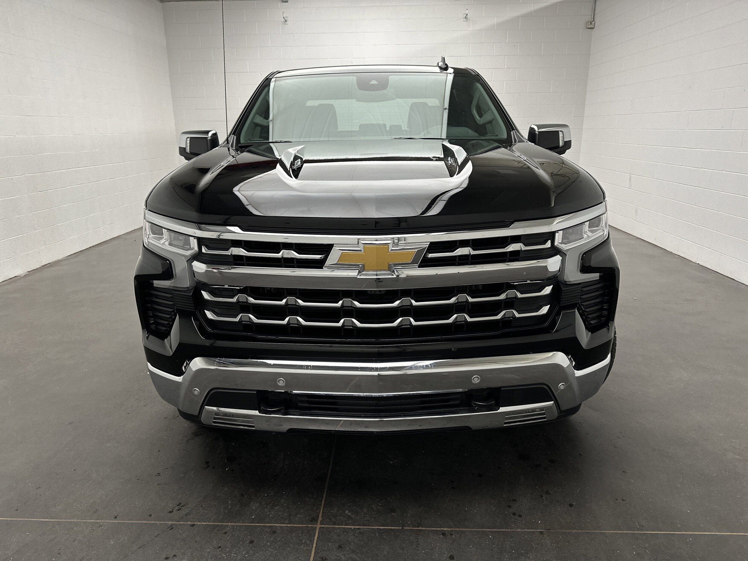 2023 Chevrolet Silverado 1500 LTZ photo 2