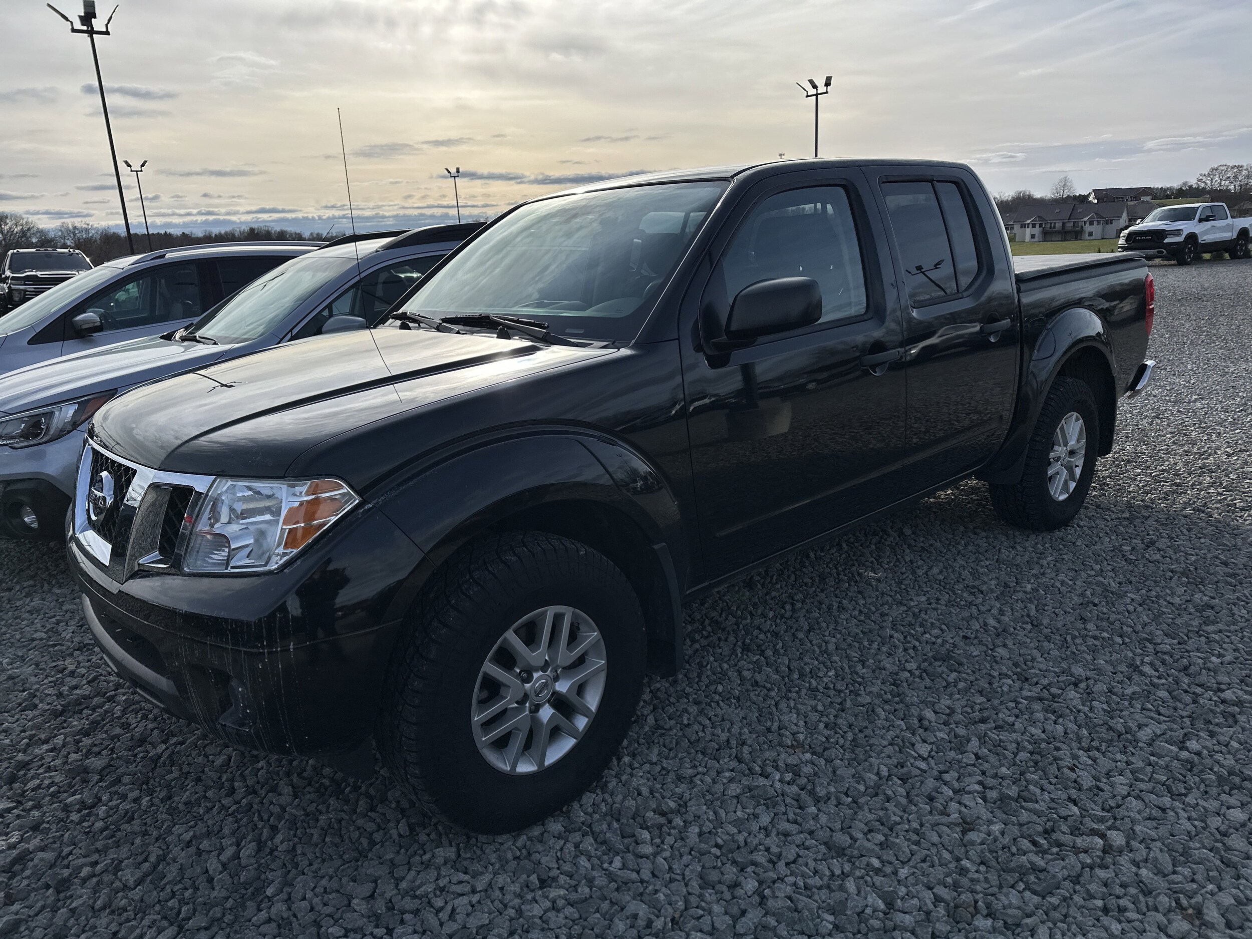 2019 Nissan Frontier SV Crew Cab photo 3