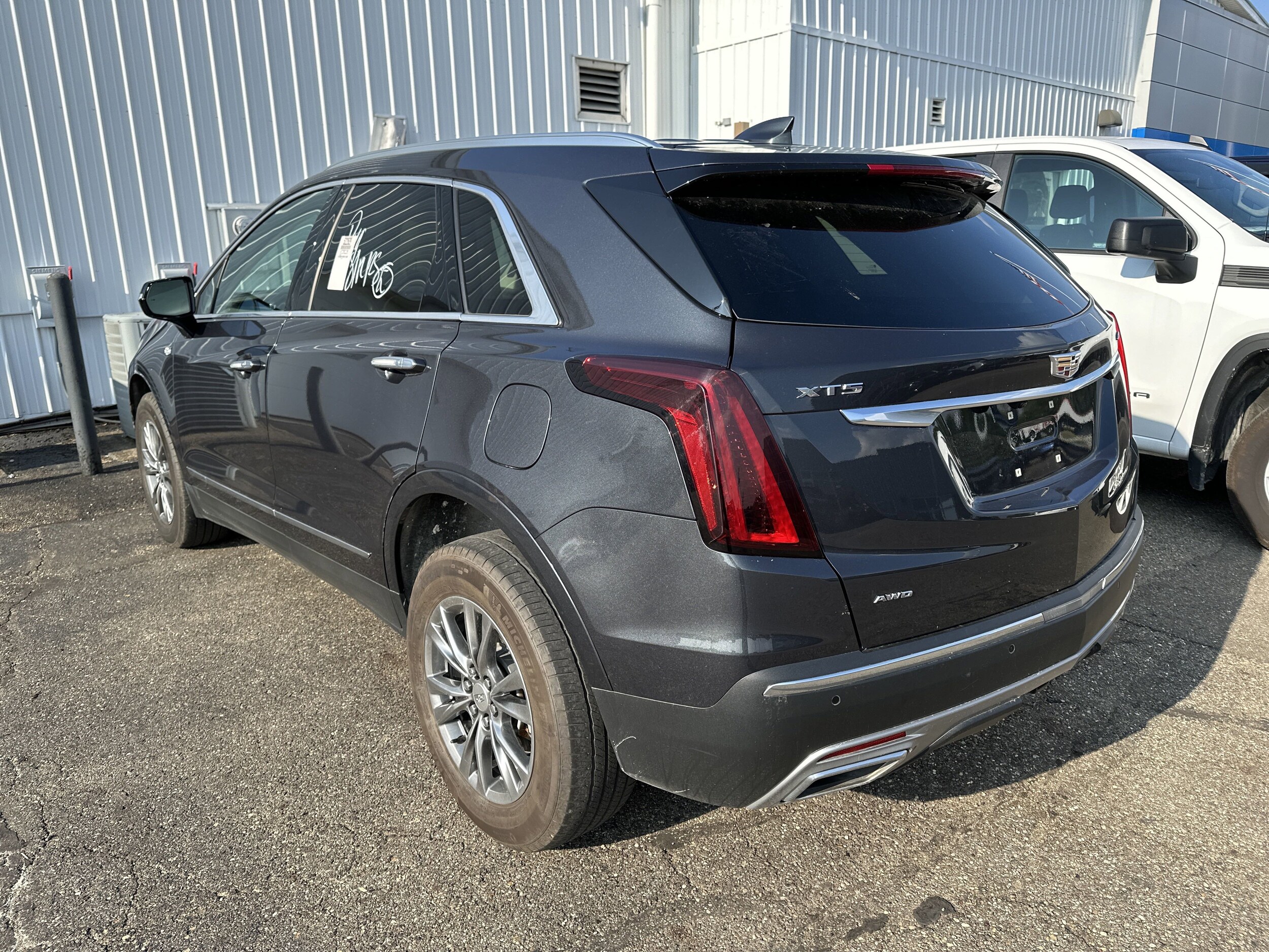 2021 Cadillac XT5 Premium Luxury photo 3