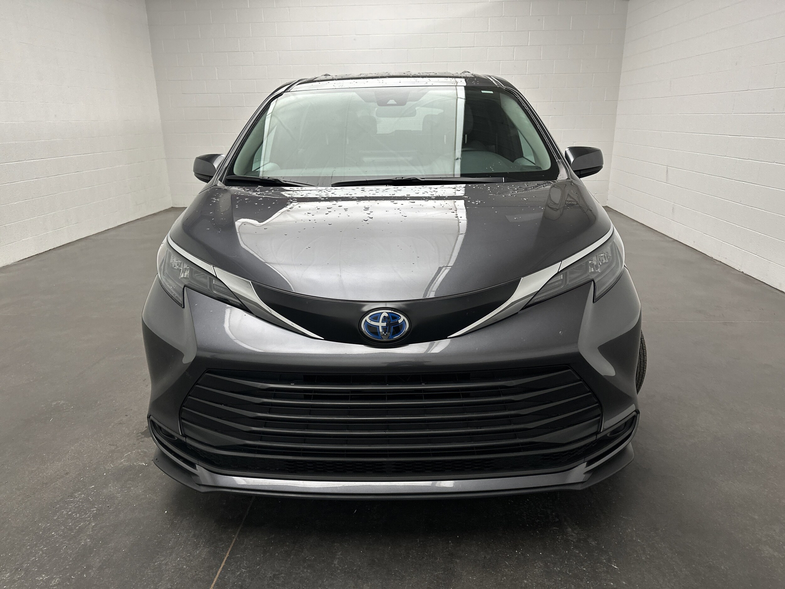 2025 Toyota Sienna LE photo 3