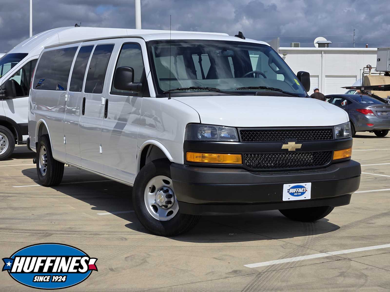 2025 Chevrolet Express Passenger LS's photo