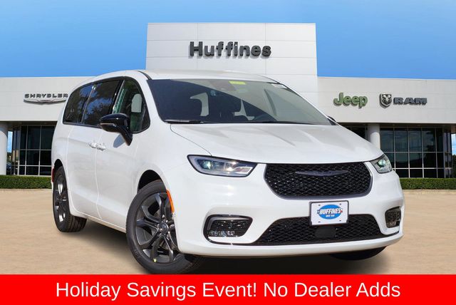 2026 Chrysler Pacifica Select's photo