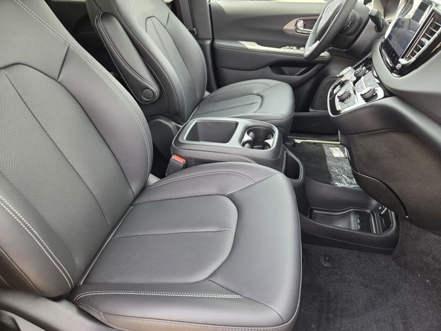 2026 Chrysler Voyager LX - Photo 10