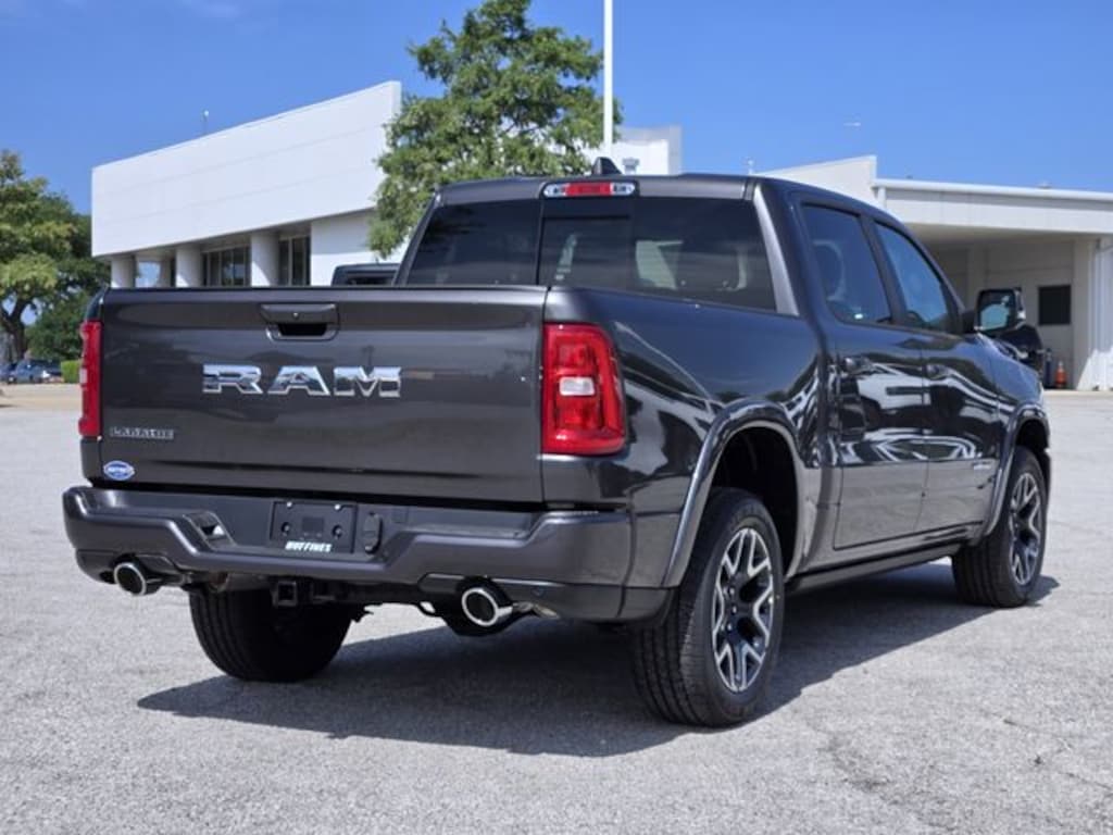 New 2026 Ram 1500 LARAMIE CREW CAB 4X2 5'7 BOX Pickup