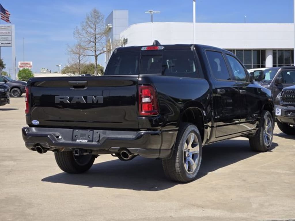 New 2026 Ram 1500 EXPRESS CREW CAB 4X2 5'7 BOX Pickup
