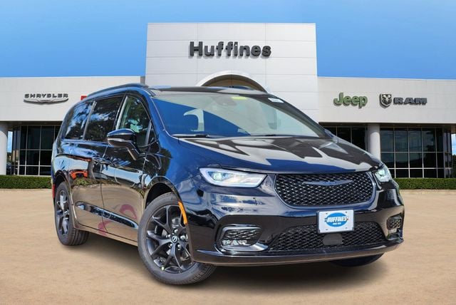 2026 Chrysler Pacifica Select's photo