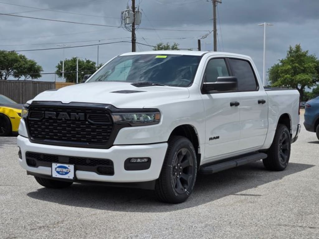 New 2026 Ram 1500 EXPRESS CREW CAB 4X4 5'7 BOX Pickup