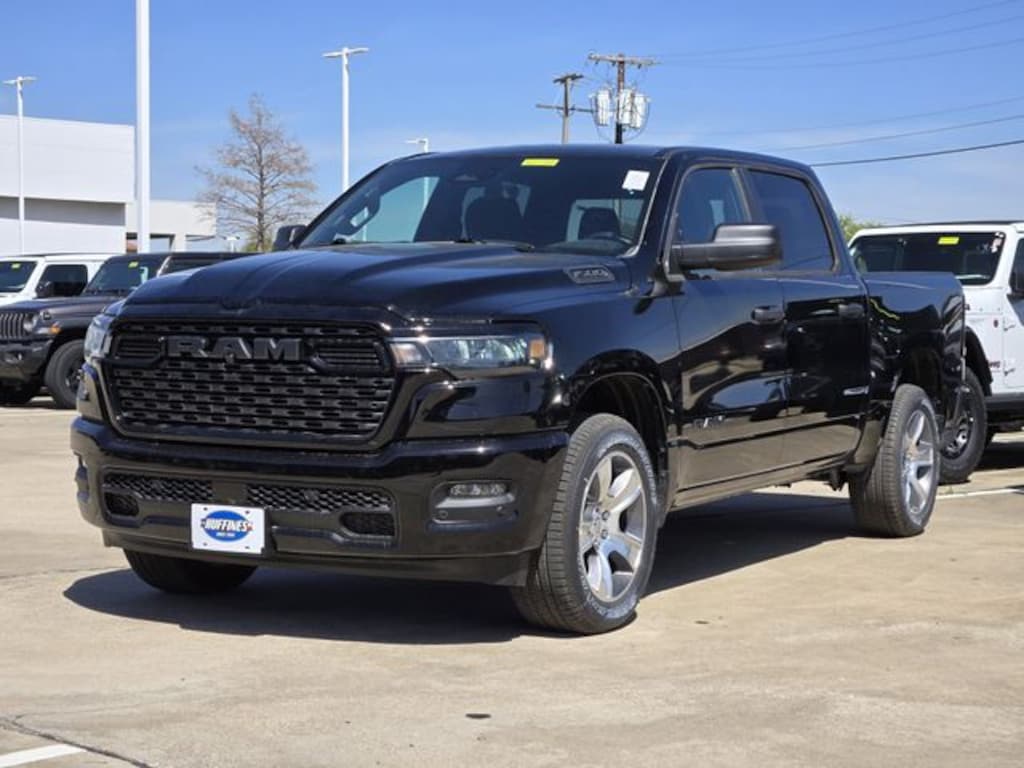 New 2026 Ram 1500 EXPRESS CREW CAB 4X2 5'7 BOX Pickup