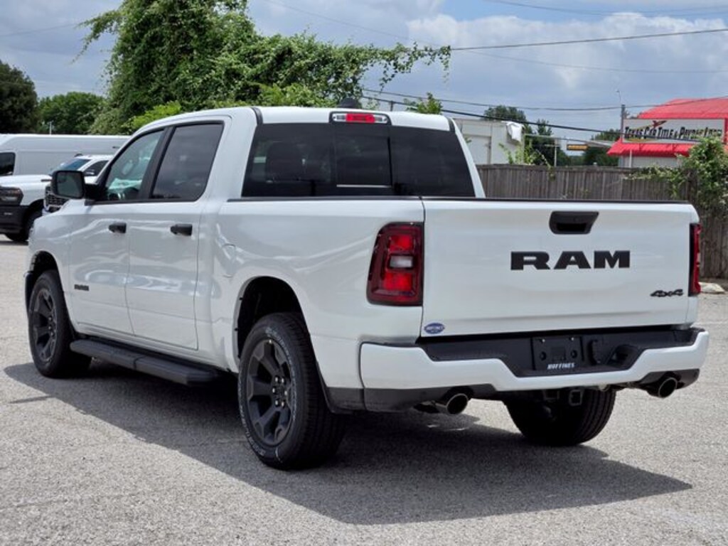 New 2026 Ram 1500 EXPRESS CREW CAB 4X4 5'7 BOX Pickup