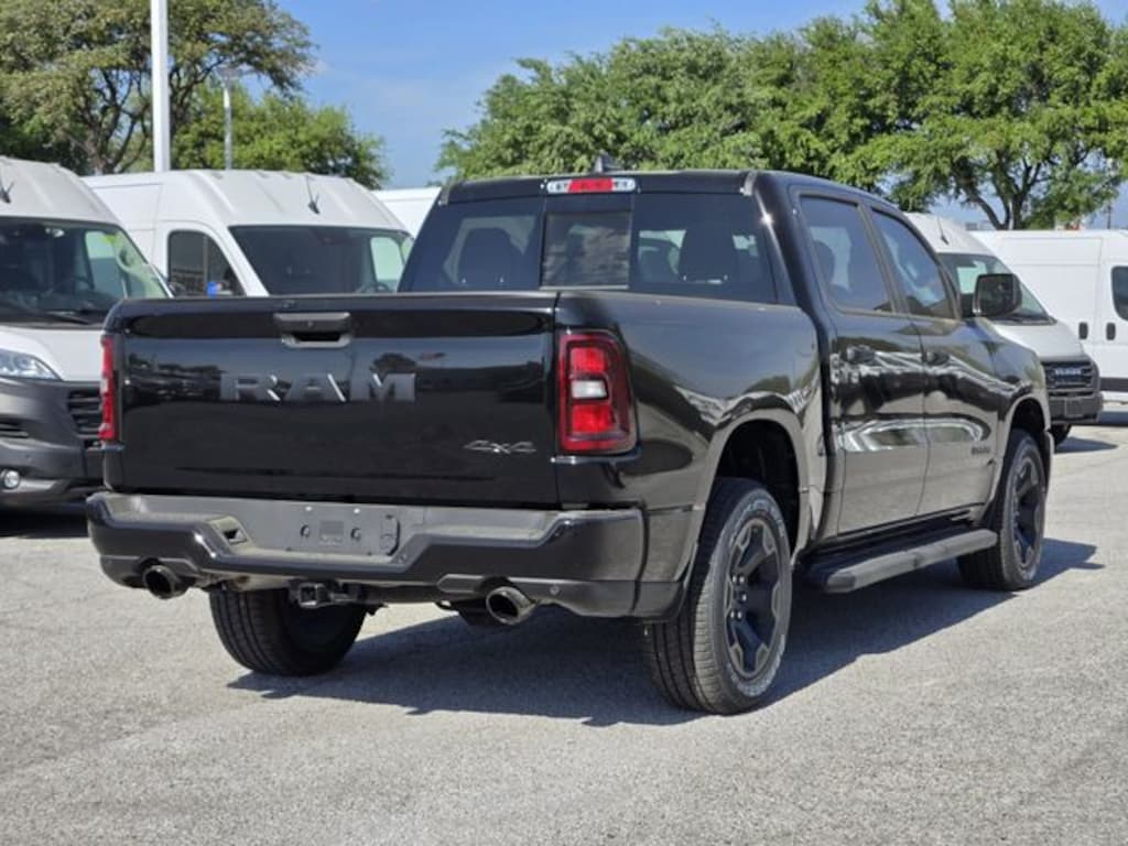 New 2026 Ram 1500 EXPRESS CREW CAB 4X4 5'7 BOX Pickup