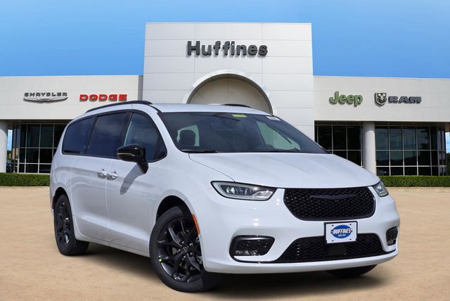2026 Chrysler Pacifica Limited's photo
