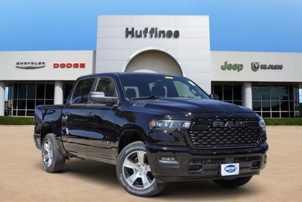 New 2026 Ram 1500 EXPRESS CREW CAB 4X2 5'7 BOX Pickup