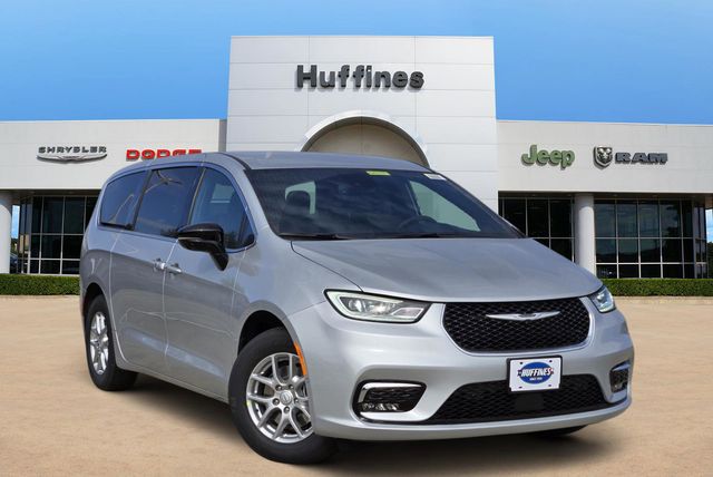 2026 Chrysler Pacifica Select's photo