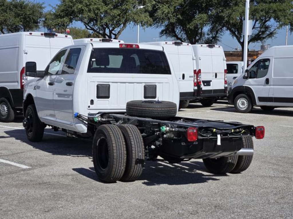 New 2026 Ram 3500 Chassis Cab TRADESMAN CREW 4X4 60' CA Pickup