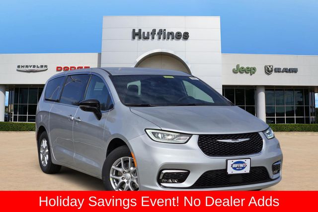 2026 Chrysler Pacifica Select's photo