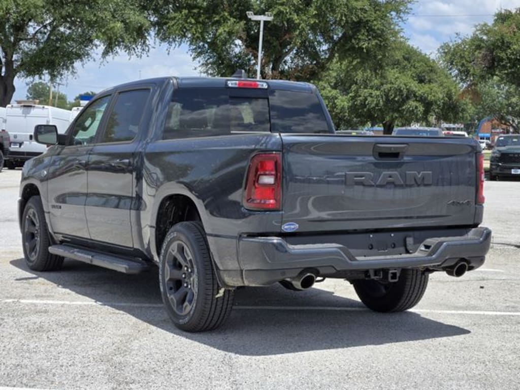 New 2026 Ram 1500 EXPRESS CREW CAB 4X4 5'7 BOX Pickup