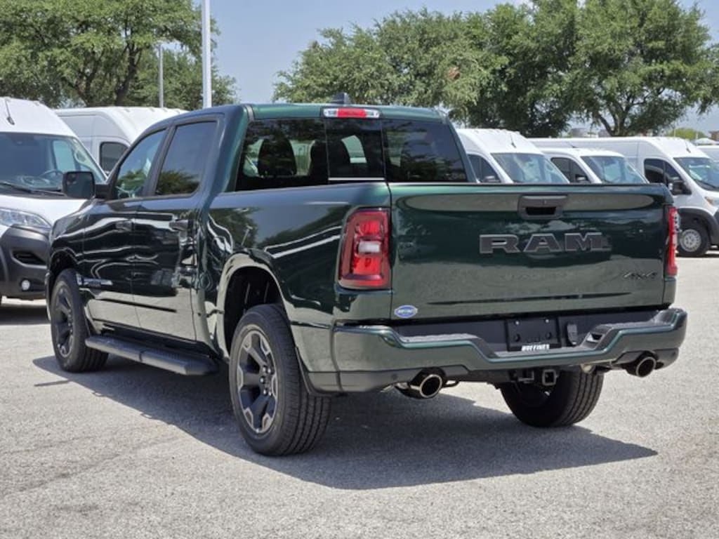 New 2026 Ram 1500 EXPRESS CREW CAB 4X4 5'7 BOX Pickup