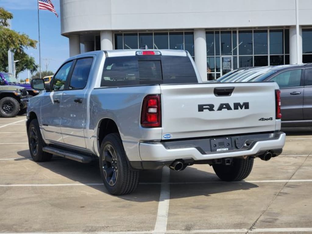 New 2026 Ram 1500 EXPRESS CREW CAB 4X4 5'7 BOX Pickup