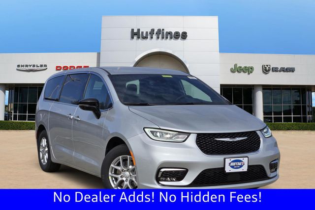 2026 Chrysler Pacifica Select's photo