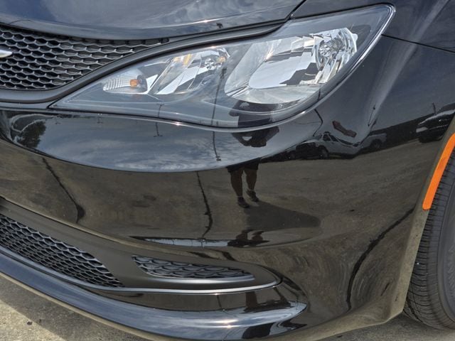 2026 Chrysler Voyager LX - Photo 6