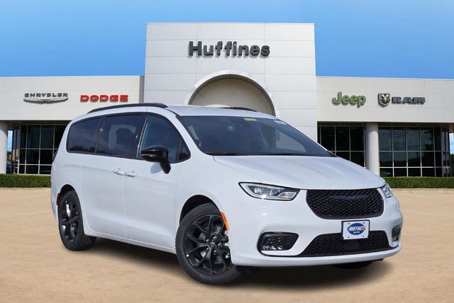 2026 Chrysler Pacifica Select's photo