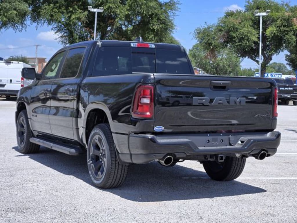 New 2026 Ram 1500 EXPRESS CREW CAB 4X4 5'7 BOX Pickup