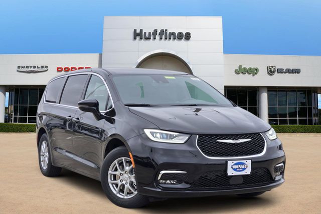 2026 Chrysler Pacifica Select's photo