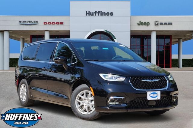 2026 Chrysler Pacifica Select's photo