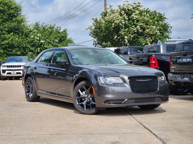 2023 Chrysler 300 Touring's photo