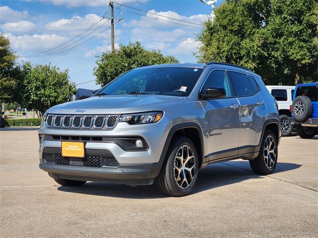 2024 Jeep Compass Latitude photo 3