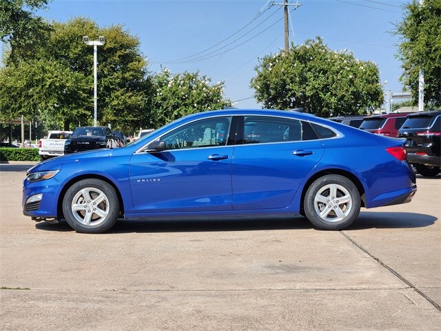 2023 Chevrolet Malibu photo 2