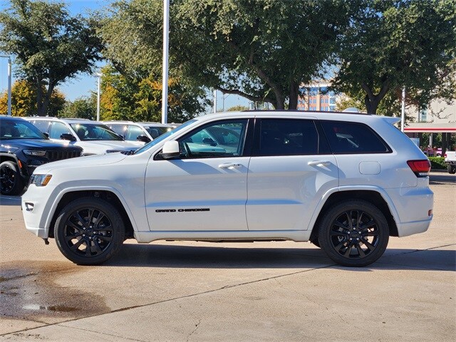 2020 Jeep Grand Cherokee Laredo Altitude photo 4