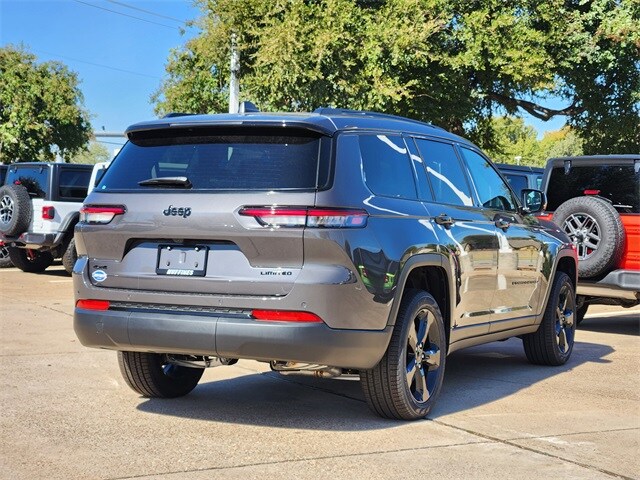 2025 Jeep Grand Cherokee Limited photo 3