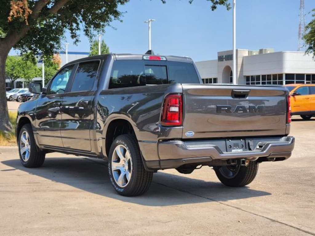 New 2026 Ram 1500 EXPRESS CREW CAB 4X2 5'7 BOX Pickup