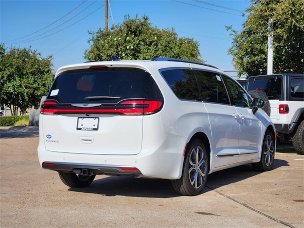 New 2026 Chrysler Pacifica PINNACLE Passenger Van