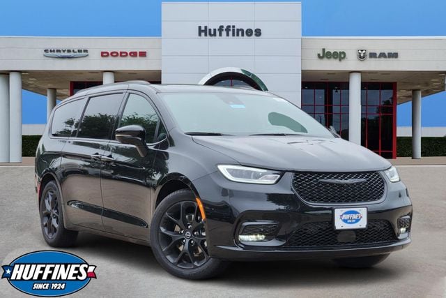 2026 Chrysler Pacifica Limited's photo