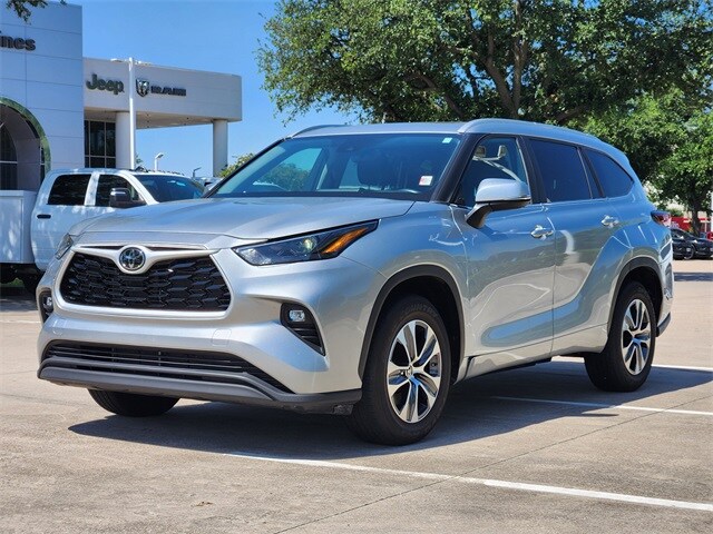 2024 Toyota Highlander LE photo 3