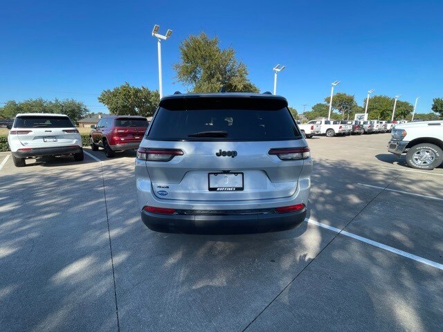 2024 Jeep Grand Cherokee Laredo Altitude photo 3