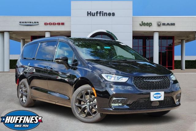 2026 Chrysler Pacifica Limited AWD's photo
