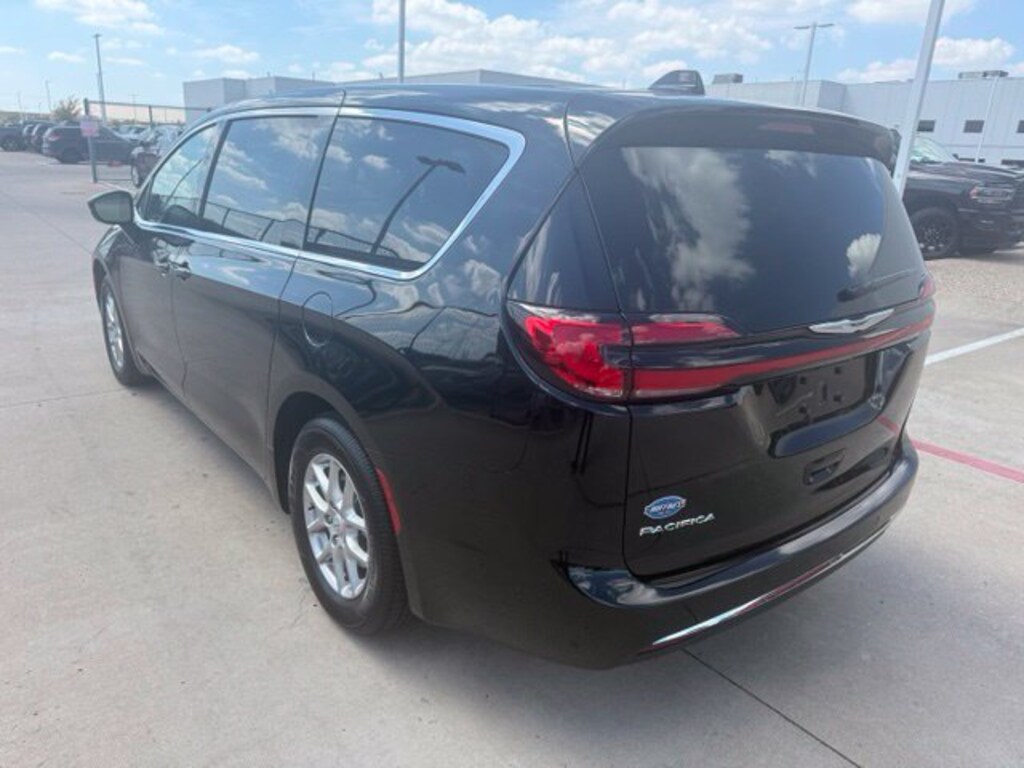 Used 2025 Chrysler Pacifica Select Van Passenger Van