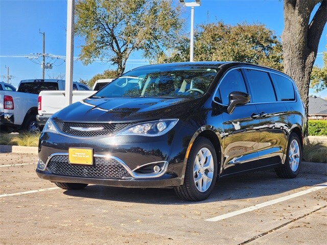 2018 Chrysler Pacifica Touring Plus photo 3