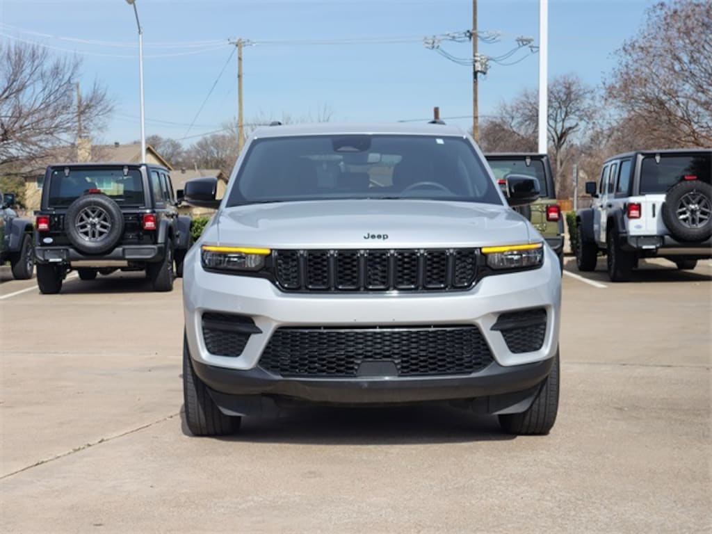 Used 2024 Jeep Grand Cherokee Laredo SUV