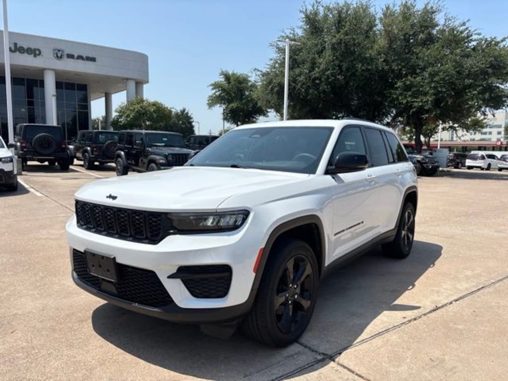 Used 2023 Jeep Grand Cherokee Laredo SUV