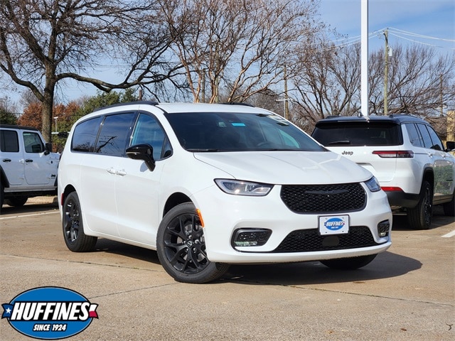 2026 Chrysler Pacifica Select's photo